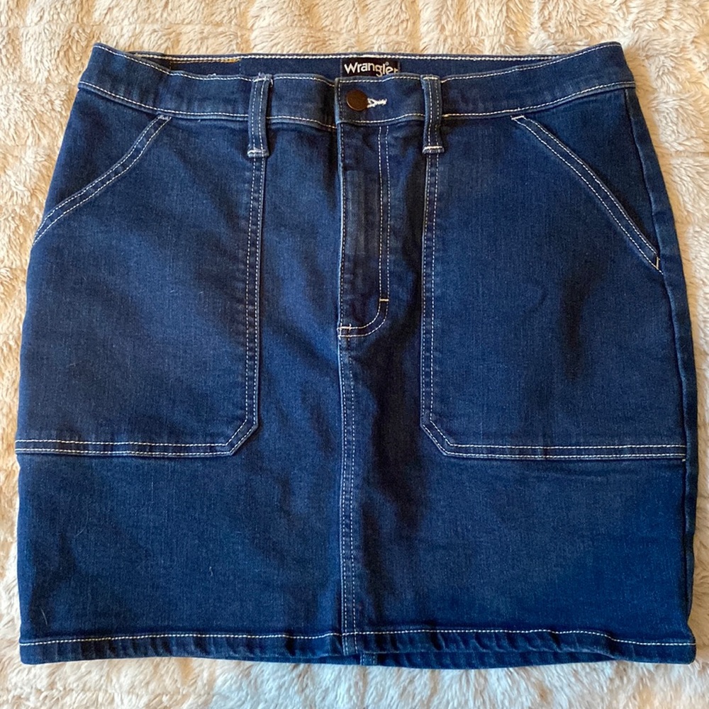 Wrangler skirt . Great condition. Measurements in photo. Size Medium